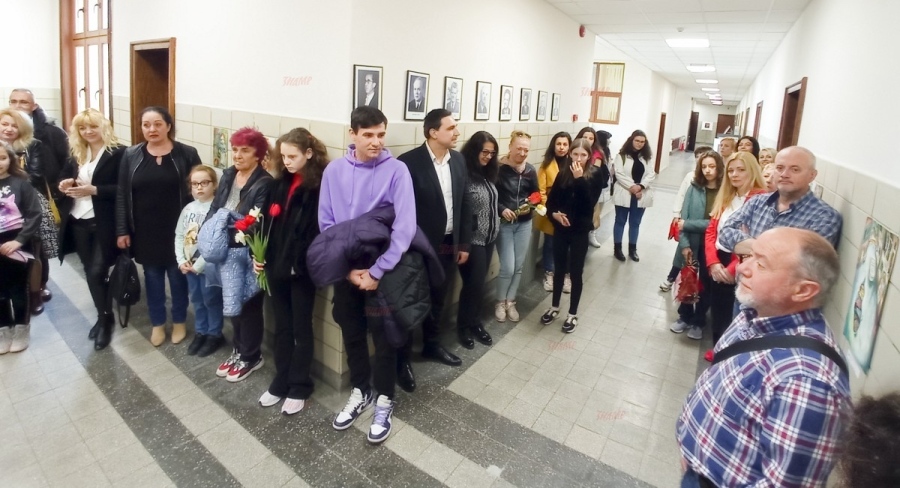 70 картини и фотографии на млади таланти са изложени в Съдебната палата